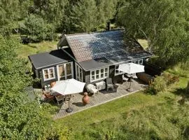 Træhus Med Vild Have Ved Sejerøbugten