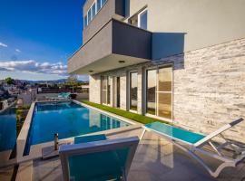 Apartman Palma and Luxury Penthouse for a family with swiming pool,parking,terrace,panoramic view at the sea,Podstrana