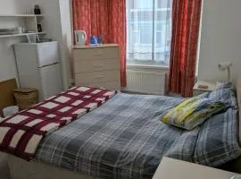 Kettering Town Vacations Free WiFi & Long stay with Shared Bathroom, lounge & kitchen with Double & Single rooms