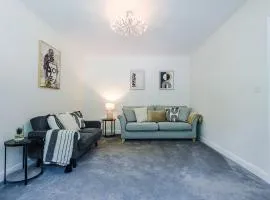 Stunning Home, Perfect for Groups, FREE Parking!