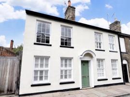 Central Bury St Edmunds Home with Hot Tub, hotel v destinaci Bury St Edmunds