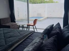 Casa Oceanus - Pool View Room - Ganpatipule, hotel in Nevra