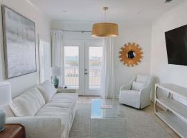 Couples Escape - Water View - King Bed - Pets Welcome w/ Fee, hotel a Pass Christian