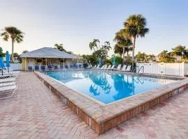 6 Mi to Caspersen Beach! Country Club Condo