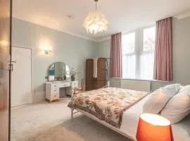 Carlton Villas: Bright 2BR Retreat with Garden