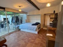 Studio with pool and quiet, non-shared garden, 1 lit double