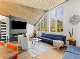 4BR Luxury Mountain Retreat Private HotTub Sleeps 17