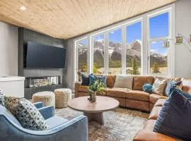 Luxury 4BR with Hot Tub Mtn Views 10Min Walk to DT