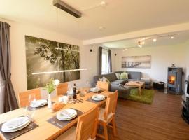 Ruhiges Ferienhaus In Lommersdorf Mit Garten, Hotel in Blankenheim