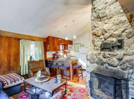 4 Mi to Stratton Mountain Resort! Cabin with Hot Tub, ξενοδοχείο σε Stocker Acres
