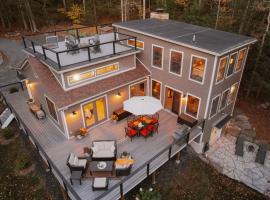 Tuthill Treehouse - Secluded Mountain Cabin with Roof Deck & Fire Pit, hotel v destinaci Pond Eddy