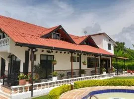 Casa Ulloa Eje Cafetero 30 Personas, Piscina & WiFi