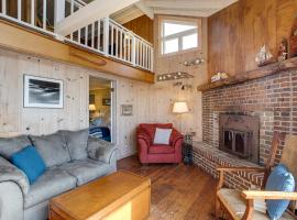 Ocean Front Cottage Near Yachats! Beachwood Cottage: Yachats şehrinde bir otel