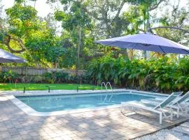 Pool home w backyard & bocce court