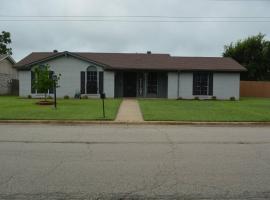 Central World Cup Retreat with Patio & AC, hotel di Forest Hill