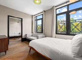 Freeman 303 by Rove - 1BR Condo with Shared Amenities, hotel en Nueva York