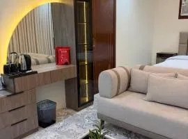 استديو بسرير ماستر وجلسه جانبيه