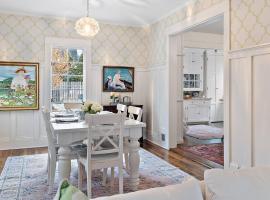 "Broadway Hideaway" by Roxy Rentals, hotel v destinaci Wayzata