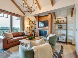 Luxe Cle Elum Condo w/ Mtn Views, Pool & Hot Tub, hotel din Cle Elum