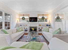 "The Broadway Hideaway" by Roxy Rentals, hotel di Wayzata