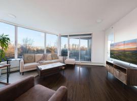 Luxury Apartment in Central Location with Pool Jacuzzi & Sauna, hotel in Vancouver