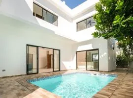 Steps to Ballenas beach, very private pool