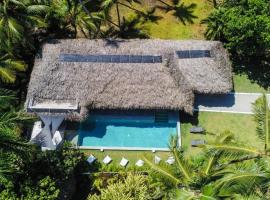 Nomadas 5 bdrs villa with private pool 2nd line to beach, hotel in Las Terrenas