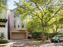 Uptown Dallas Group Getaway Near Art, Eats & More!
