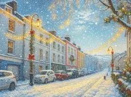 Nancie's Place - DARTMOUTH TOWN CENTER with PRIVATE PARKING - A Traditional Georgian PRIVATE DUPLEX APARTMENT - BEAUTIFULLY REFURBISHED - TWO BEDROOMS, BATHROOM, KITCHEN and LOUNGE DINER