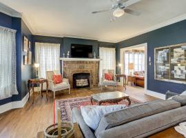 3,500-Sq-Ft Home By Park, 2 Mi to Heart of Wichita, Cottage in Cow Town