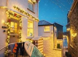 SMUGGLERS HIDE or SMUGGLERS CABIN - EITHER a 2 Bedroom FISHERMANS COTTAGE with Childs Bunk and HARBOUR VIEWS - OR a ground floor private small CABIN ROOM - 10 Metres To Sea Front - Book Both for a 3 Bed House - 2023 GLOBAL REFURBISHMENT AWARD WINNER