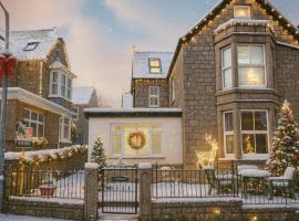 ABOVE PORTHMINSTER BEACH - "St James Rest" is a SUPER STYLISH PRIVATE APARTMENT - 2 mins walk Main Car Park & Station, hotel i St Ives