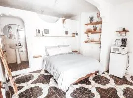 Cheap Digs w Great Terrace and Perfectly Located