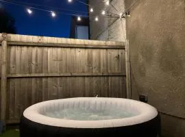 Cosy Hideaway with Hot Tub & Private Garden