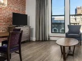 Cute and cozy centrally located unit