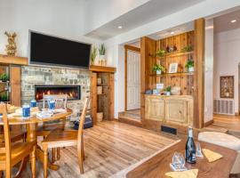Cozy Tahoe Townhome w Fireplace Balcony Quick Access to Trails Lake Cubana - Dollar Hill by AvantStay, khách sạn ở Lake Forest