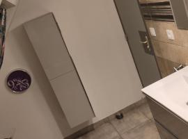 Charmante chambre 2 personnes petit déjeuner compris、Traînouのホテル