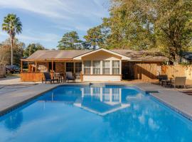 Savannah Getaway with Private Pool, Porch & Deck, ξενοδοχείο στη Σαβάνα
