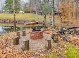 Lake Malone Cabin Getaway! Dock, Fire Pit, Grill, hotel in Dunmor