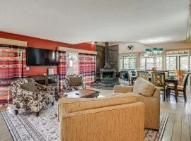 Hot Tub and Views! Squatchs Place in Blairsville