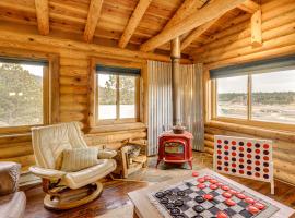 Luxe Multi-Level Cabin 6 Mi to Angel Fire Resort! โรงแรมในแองเจิลไฟร์