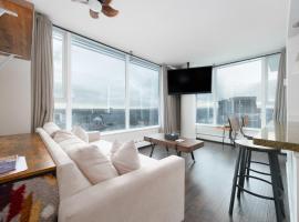 Sub-Penthouse Condo with Jacuzzi Pool Sauna & Gym，溫哥華的飯店