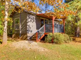 Cozy Cabin 8 Mi to Tryon Intl Equestrian Center, hotel a Landrum