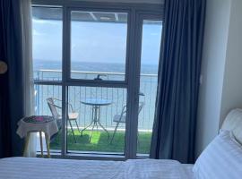 95 Sqm Flawless Seaview Luxurious Modern 2 Bedrooms Facing Manila Bay Sunset, Airports, Okada, Solaire, MOA with free parking, hotel con bañera de hidromasaje en Manila