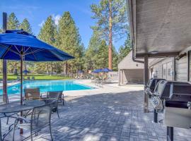 Ski House 235 - Bend Comfy Condo, hotel in Bend