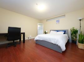 Guesthouse with Private Entrance In Quiet Neighbourhood, ξενοδοχείο στο Βανκούβερ
