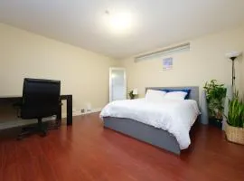 Guesthouse with Private Entrance In Quiet Neighbourhood