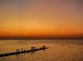 Amplio departamento con 2 habitaciones- Balcón hacia la pileta y estacionamiento