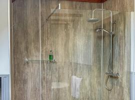 Glen Clova Lodges, hotel en Inchmill