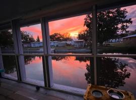 Water front Lake House, hotel i Okeechobee